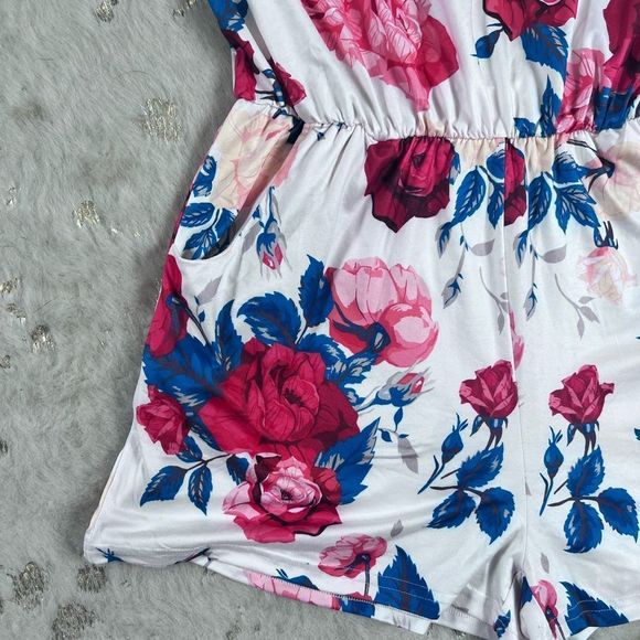 NWOT V Neck Floral Romper Adjustable Straps Pockets in Large💗 - Picture 4 of 7
